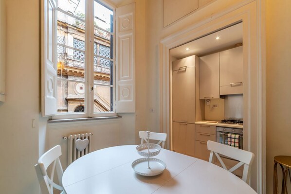 Fridge, oven, dishwasher, coffee/tea maker