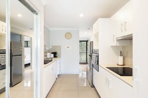 Refrigerador con freezer, microondas, horno, placa de cocina