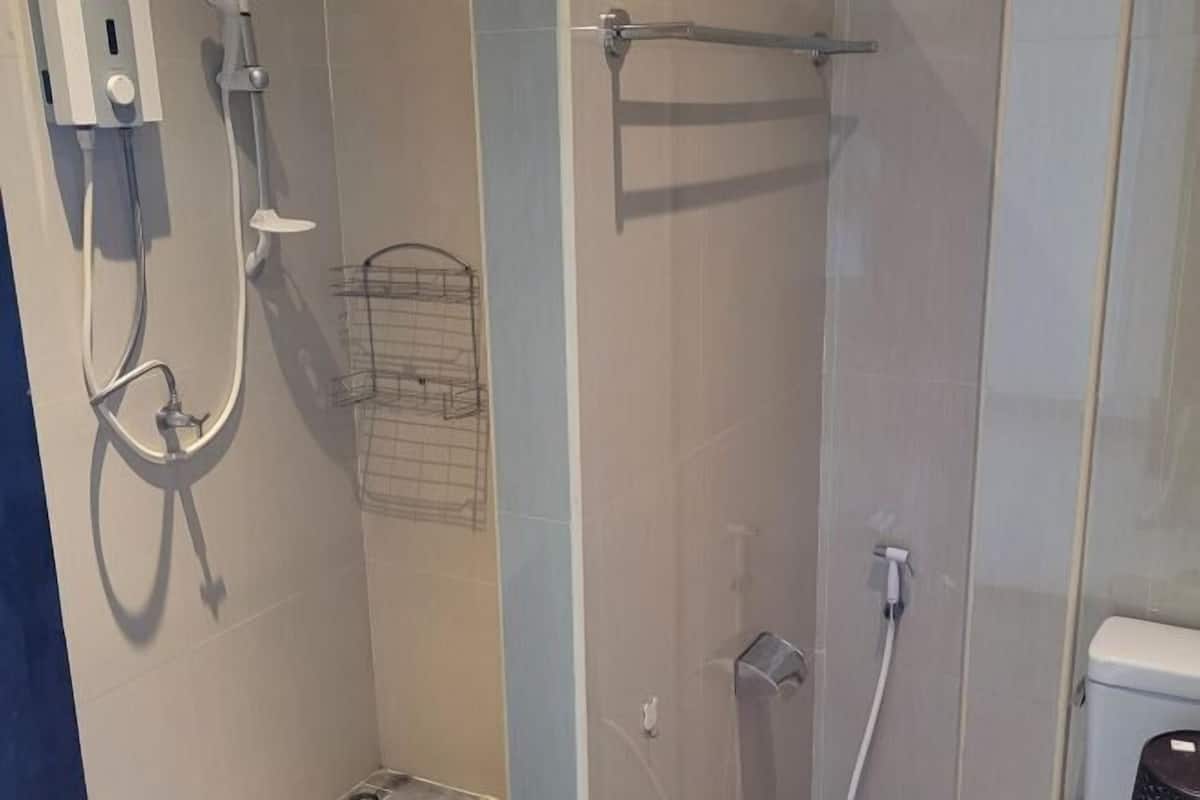 Regadera, toallas, jabón, shampoo