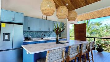 Geladeira, micro-ondas, fogão, cooktop