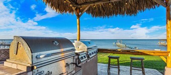Paradise Home
Spacious 5-bedroom house sleeping 14 ,WiFi in lovely Bacliff.