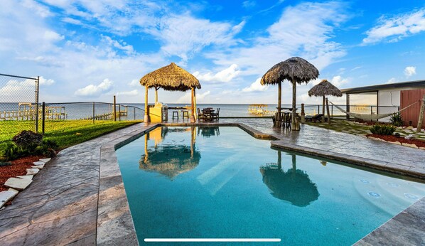 Outdoor pool, a heated pool - Paradise Home
Spacious 5-bedroom house sleeping 14,Heated pool in lovely Bacliff (Bacliff)