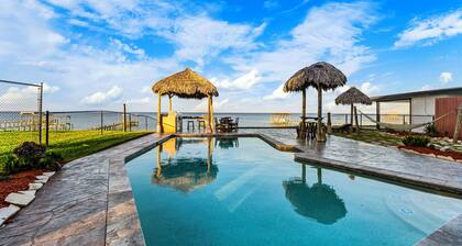 Paradise Home
Spacious 5-bedroom house sleeping 14,Heated pool in lovely Bacliff