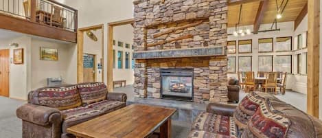 Älytelevisio, takka, työhuone