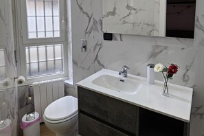 Ducha, secador de pelo, toallas y jabón