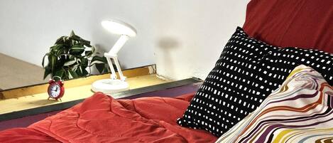 1 habitación, tabla de planchar con plancha y cuna de viaje