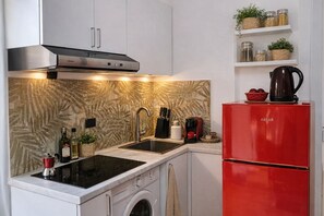 Fridge, microwave, oven, stovetop - Check in information:You won’t need to meet anyone to access the apartment. Before arrival, you will receive a link to access the Guest Portal, where you can complete the self check-in directly from your phone by entering the ID details of all guests a (Milan)