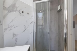 Shower, hair dryer, towels, soap - Check in information:You won’t need to meet anyone to access the apartment. Before arrival, you will receive a link to access the Guest Portal, where you can complete the self check-in directly from your phone by entering the ID details of all guests a (Milan)