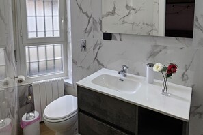 Bathroom - Check in information:You won’t need to meet anyone to access the apartment. Before arrival, you will receive a link to access the Guest Portal, where you can complete the self check-in directly from your phone by entering the ID details of all guests a (Milan)
