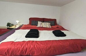 1 dormitorio, tabla de planchar con plancha, cuna de viaje y wifi gratis