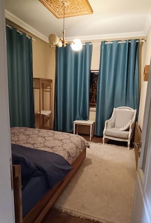 Espacio para trabajar con laptop y wifi gratis