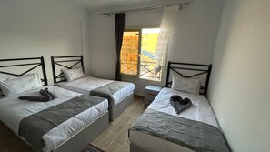 3 habitaciones y tabla de planchar con plancha