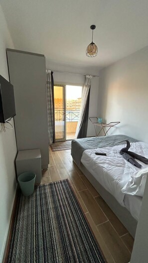 Familie appartement, uitzicht op zwembad | 3 slaapkamers, een strijkplank/strijkijzer