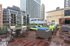 Outdoor dining - Blueground | Gold Coast, rooftop & gym, nr Hancock (Chicago)