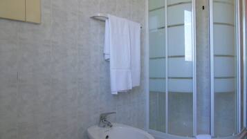 Dusche, Haartrockner, Bidet, Handtücher