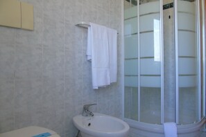 Dusche, Haartrockner, Bidet, Handtücher