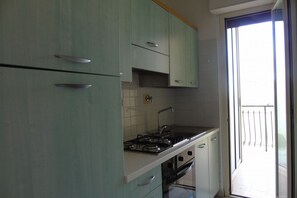 Refrigerador, horno y utensilios de cocina