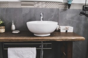 Dusj, hårføner, bidé og håndklær