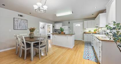 Charming Midtown Home w/King Bed, Private Parking, near Sutter Medical