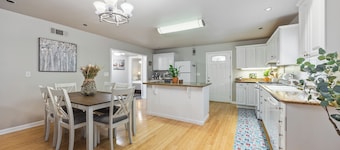 Charming Midtown Home w/King Bed, Private Parking, near Sutter Medical