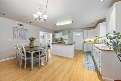 Charming Midtown Home w/King Bed, Private Parking, near Sutter Medical