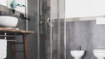 Douche, sèche-cheveux, bidet, serviettes fournies