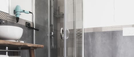 Dusche, Haartrockner, Bidet, HandtĂŒcher