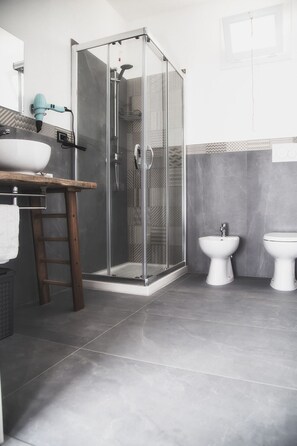 Dutxa, assecador de cabells, bidet i tovalloles