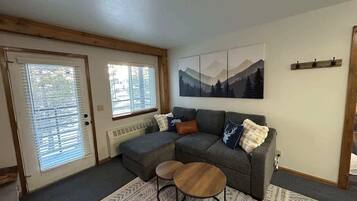 Smart-tv, een open haard en een kantoor