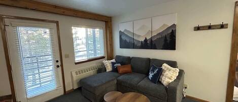 Smart-TV, Kamin, Arbeitsbereiche