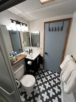 Ducha, secador de pelo y toallas