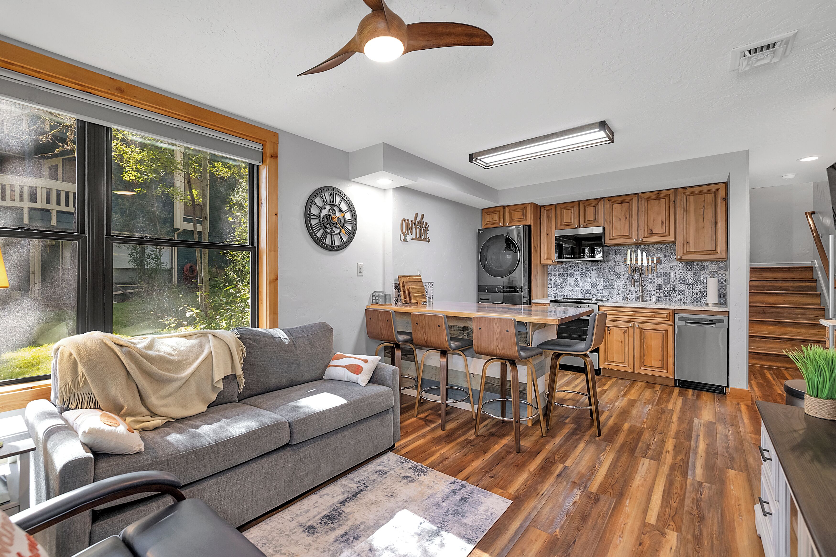 Smart TV, reproductor de DVD, libros y videoteca 