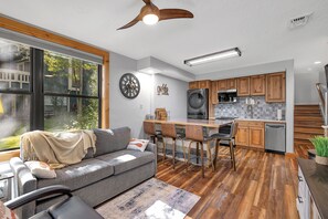 Smart TV, DVD player, books - Cozy condo on the 9th Hole of Meadow Creek Golf Course in charming New Meadows (New Meadows)