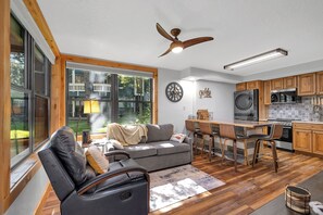 Téléviseur connecté, lecteur de DVD, livres, sélection de films