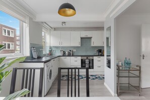 Réfrigérateur, four, lave-vaisselle, cafetière/bouilloire