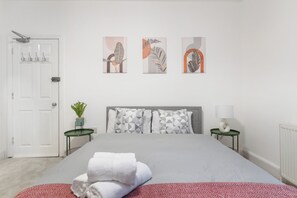 5 bedrooms, iron/ironing board, WiFi, bed sheets