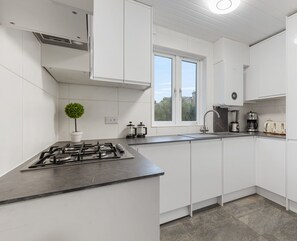 Microwave, oven, dishwasher, coffee/tea maker