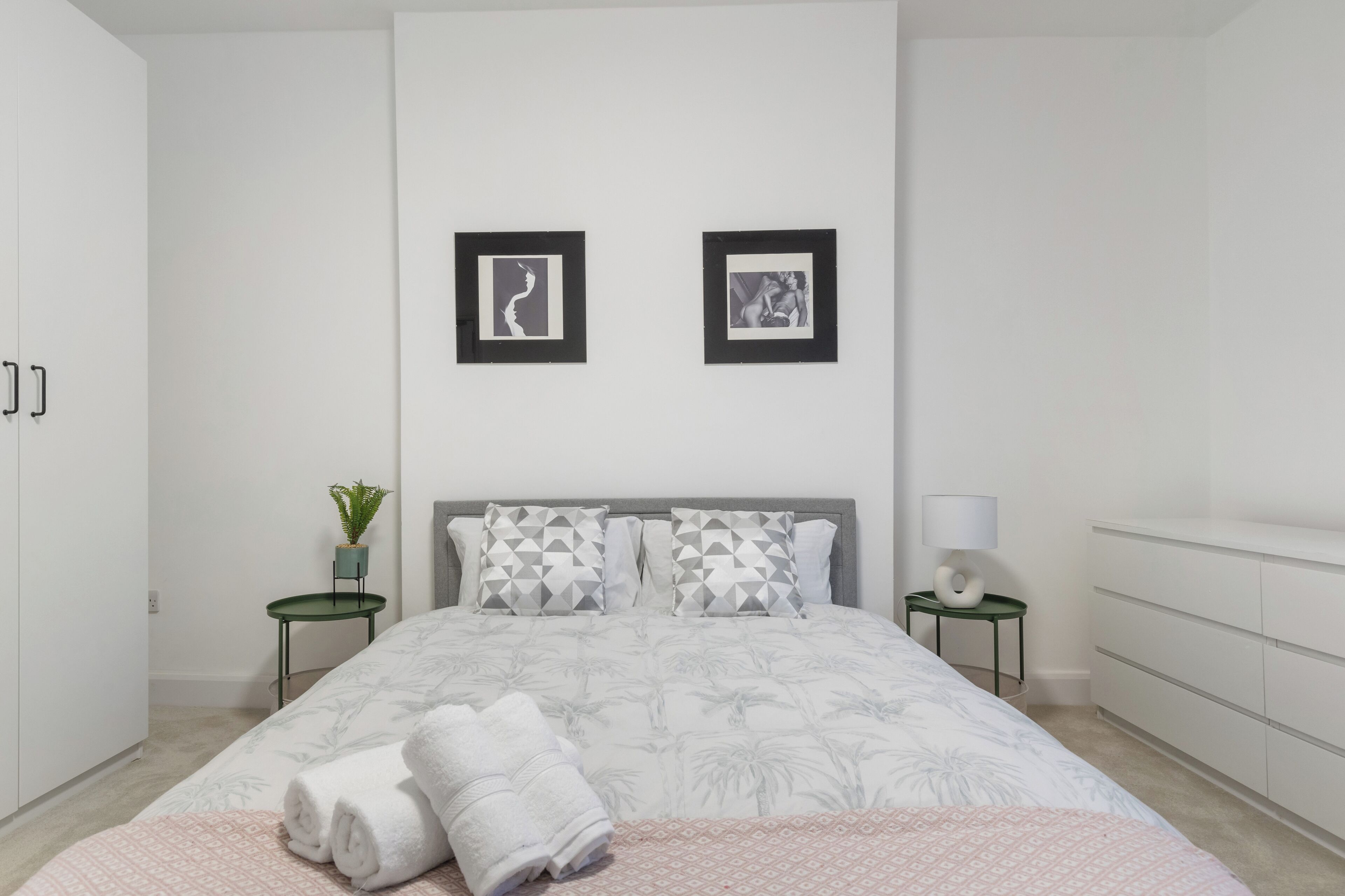 5 habitaciones, tabla de planchar con plancha, wifi y ropa de cama 