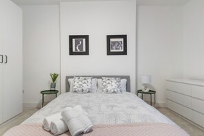 5 bedrooms, iron/ironing board, WiFi, bed sheets