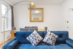 Living area - Modern 5-Bedroom Fulham Flat - Sleeps 12 (London)