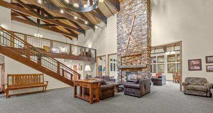 Cozy Hotel Unit - steps from ski lifts, hot tub, kitchenette