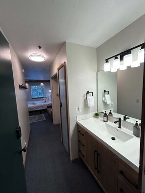 Regadera, secadora de cabello, toallas 