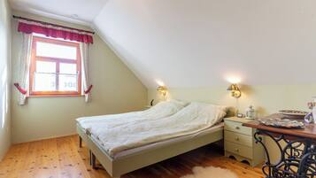 3 bedrooms, iron/ironing board, free WiFi, bed sheets