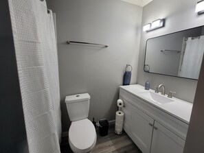 Dusj, håndklær, såpe og toalettpapir