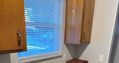 Cozy 2-bedroom townhome in wonderful Tallahassee with WiFi, AC/Heat