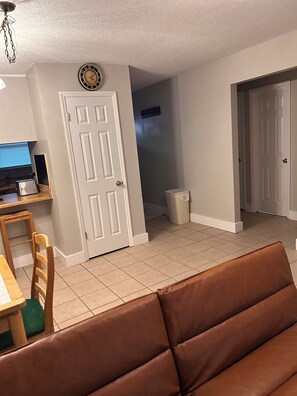 Smart TV, fireplace - Cozy 2-bedroom townhome in wonderful Tallahassee with WiFi, AC/Heat (Tallahassee)
