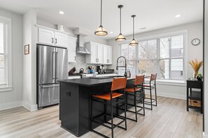 Een koelkast, een magnetron, een oven, een kookplaat