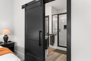 2 slaapkamers, een bureau, een strijkplank/strijkijzer, gratis wifi