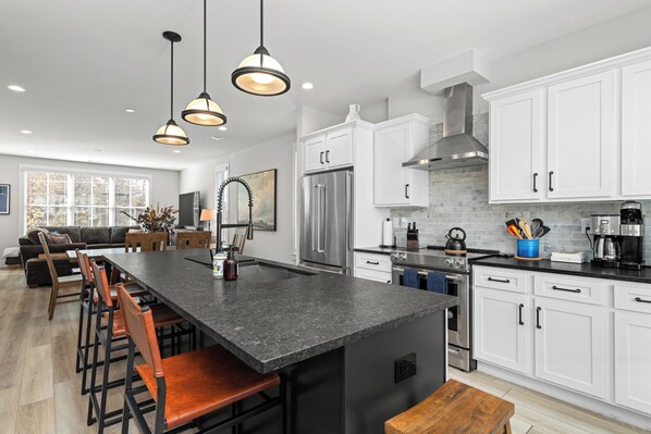 Een koelkast, een magnetron, een oven, een kookplaat