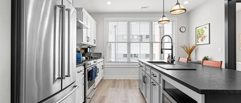 Réfrigérateur, four à micro-ondes, un four, surface de cuisson